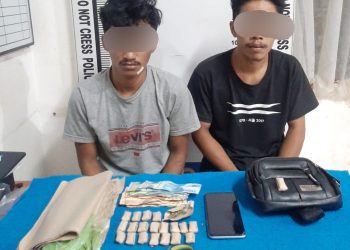 Foto kedua tersangka dan barang bukti saat diamankan di kantor Polisi.