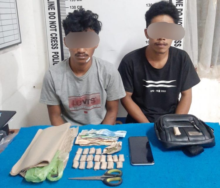 Foto kedua tersangka dan barang bukti saat diamankan di kantor Polisi.