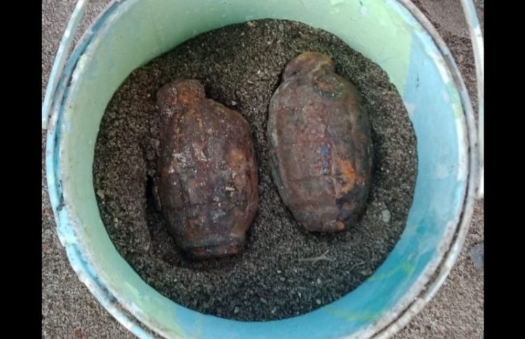 Pemulung temukan 2 granat nanas (Foto : MPI/Istimewa)