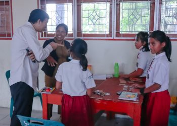 Profesor Yohanes Surya, tokoh pendidikan Indonesia dan Pendiri Surya Institue memantau pembelajaran matematika metode gasing yang dimulai sejak tanggal 25 Juni 2022 lalu, kepada anak SD Kabupaten Humbahas.
