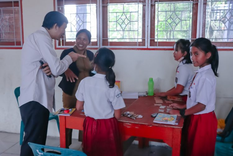 Profesor Yohanes Surya, tokoh pendidikan Indonesia dan Pendiri Surya Institue memantau pembelajaran matematika metode gasing yang dimulai sejak tanggal 25 Juni 2022 lalu, kepada anak SD Kabupaten Humbahas.
