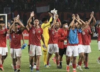 Sejumlah pesepak bola Tim Nasional Indonesia U-19 menyapa penonton usai pertandingan pesepak bola Tim Nasional Thailand U-19 Chanapach Buaphan (kanan) dalam laga penyisihan Grup Piala AFF U19 2022 di Stadion Patriot Chandrabhaga, Bekasi, Jawa Barat, Rabu (6/7/2022). Pertandingan itu berakhir 0-0. ANTARA FOTO/ Fakhri Hermansyah/foc.