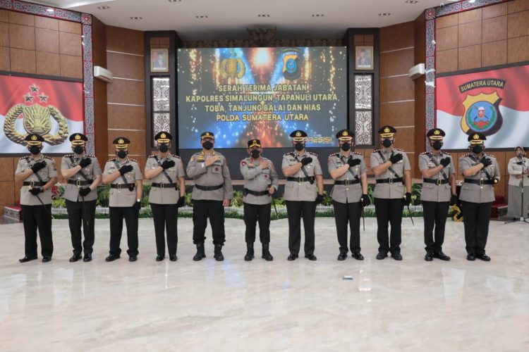 Foto bersama Kapolda Sumut usai sertijab Kapolres.