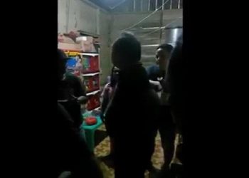 Viral Keluarga Adang Polisi Sambil Menangis, Tolak Saudara Ditangkap Kasus Narkoba (Foto: Tangkapan Layar)