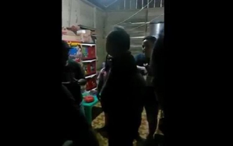 Viral Keluarga Adang Polisi Sambil Menangis, Tolak Saudara Ditangkap Kasus Narkoba (Foto: Tangkapan Layar)