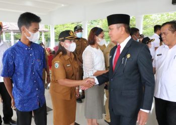 Sekdakab Simalungun, Esron Sinaga, saat memberikan selamat kepada para pejabat yang dilantik, di pendopo rumah dinas Bupati Simalungun, Pamatang Raya, Sumut, Rabu (6/7/2022).