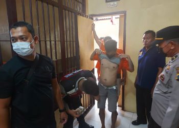 Petugas saat memeriksa kondisi para tahanan.