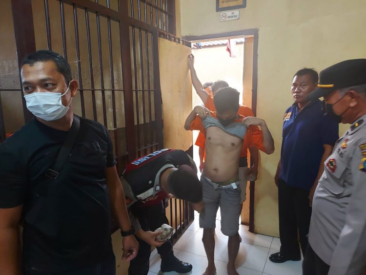 Petugas saat memeriksa kondisi para tahanan.