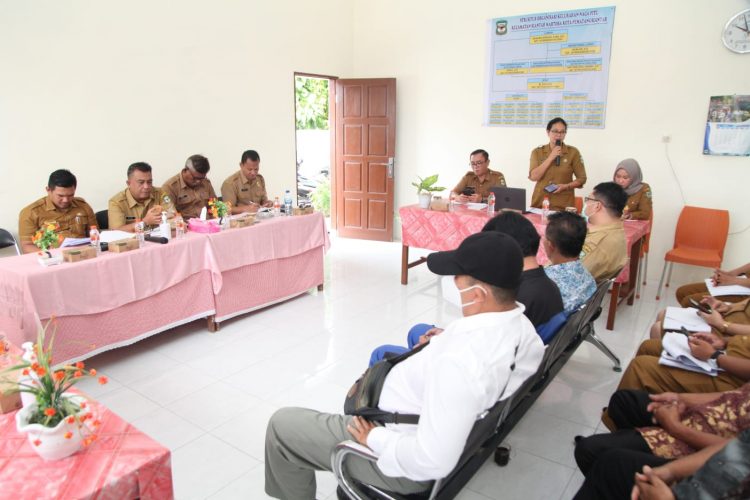 Rapat Persiapan Penilaian Lomba Kelurahan Tingkat Provinsi Sumut Tahun 2022, dipimpin Plt. Wali Kota Pematangsiantar, dr Susanti Dewayani SpA, diwakili Sekretaris Daerah (Sekda), Budi Utari Siregar AP, di Kantor Lurah Naga Pitu Kecamatan Siantar Martoba, Selasa (12/7/2022), pukul 10.00 WIB.