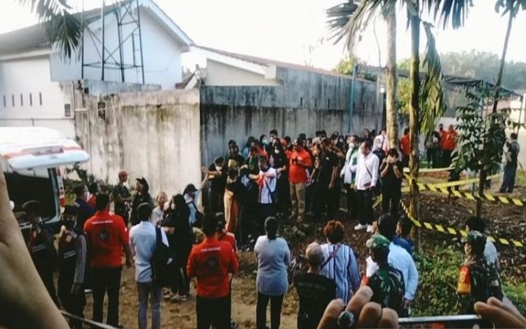 Keluarga almarhum Brigadir Pol Yushua di makam sebelum pembongkaran.(Foto: Antara/Nanang Mairiadi)