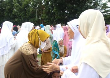 Plt. Wali Kota Pematangsiantar menyapa warga usai sholat Idul Adha, di Lapangan H Adam Malik, Minggu (10/7/2022) pagi tadi, pukul 07.00 WIB.