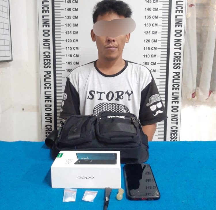 Foto pelaku dan barang bukti yang diamankan di kantor Polisi.