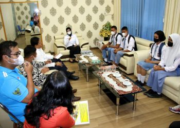 Plt. Wali Kota Pematang Siantar, dr Susanti Dewayani SpA, saat menerima audiensi  empat siswa dan siswi calon Pasukan Pengibar Bendera Pusaka (Paskibraka) Tingkat Provinsi Sumatera Utara (Sumut) Tahun 2022.
