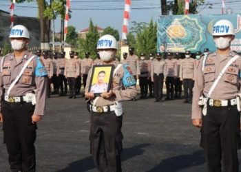 Sejumlah anggota mengikuti upacara pemberhentian seorang anggota Polri di Markas Polres Garut, Jawa Barat, Senin (11/7/2022). [Dok.Antara]