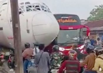 Pesawat bikin macet di jalan di Bogor