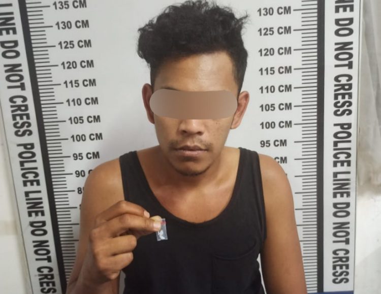 Foto pelaku memegang barang bukti sabu.