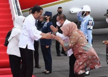 Presiden Joko Widodo dan Ibu Negara Iriana Jokowi disambut Gubernur Sumut Edy Rahmayadi beserta istri saat mendarat di Lanud Soewondo, Kota Medan, Selasa (5/7/2022) sore. (ANTARA/Biro Pers Sekretariat Presiden)
