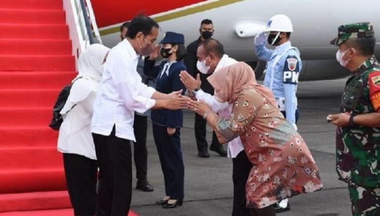 Presiden Joko Widodo dan Ibu Negara Iriana Jokowi disambut Gubernur Sumut Edy Rahmayadi beserta istri saat mendarat di Lanud Soewondo, Kota Medan, Selasa (5/7/2022) sore. (ANTARA/Biro Pers Sekretariat Presiden)