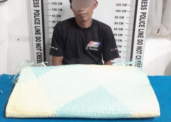 Foto pelaku dan barang bukti saat diamankan di kantor Polisi.