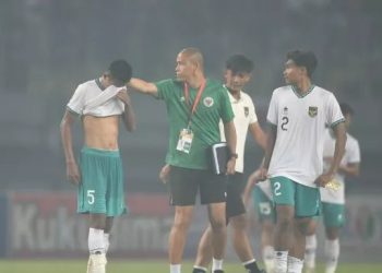 Sujumlah pemain Indonesia U19 meluapkan kekecewaannya usai laga penyisihan grup Piala AFF U-19 melawan Myanmar U-19 di Stadion Patriot Candrabhaga, Bekasi, Jawa Barat, Minggu (10/7/2022). Meskipun menang dengan skor 5-1, Indonesia U-19 tetap tersingkir dari Piala AFF U-19. ANTARA FOTO/Akbar Nugroho Gumay/hp.