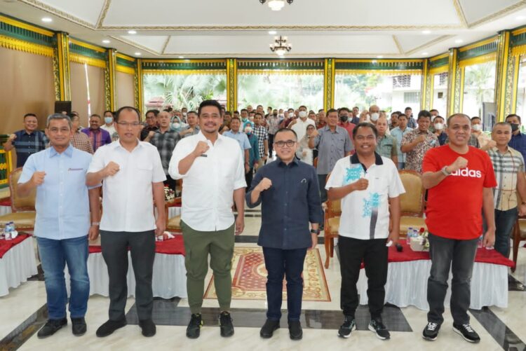 Bupati Humbahas, Dosmar Banjarnahor, SE, saat menghadiri sosialisasi Percepatan Peningkatan Produk Dalam Negeri dan UMK-Koperasi, Minggu (14/8/2022), di Pendopo Rumah Dinas Wali Kota Medan.