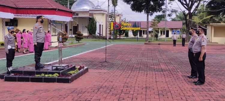Kapolres Simalungun saat Pimpin Upacara Kenaikan Pangkat Pengabdian dan Pelepasan Purna Bakti, di Lapangan Apel Polres Simalungun, Senin (01/08/2022).