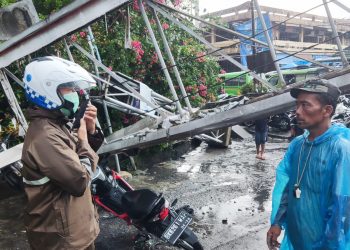 Kapolres Pematangsiantar, AKBP Fernando SH SIK, turun langsung meninjau lokasi bencana alam yang mengakibatkan pohon dan baliho tumbang, di beberapa lokasi di wilayah hukum Polres Pematangsiantar, pada Sabtu (6/8/2022) sore lalu, sekitar pukul 15.40 WIB.