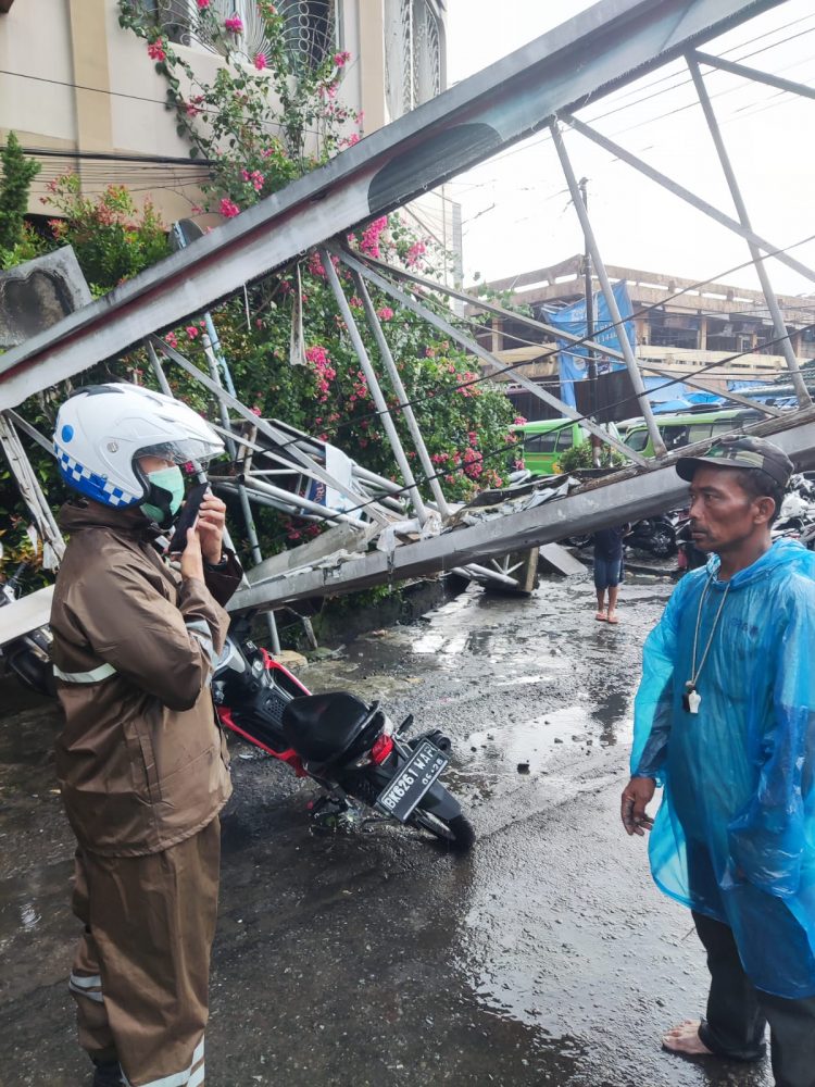 Kapolres Pematangsiantar, AKBP Fernando SH SIK, turun langsung meninjau lokasi bencana alam yang mengakibatkan pohon dan baliho tumbang, di beberapa lokasi di wilayah hukum Polres Pematangsiantar, pada Sabtu (6/8/2022) sore lalu, sekitar pukul 15.40 WIB.