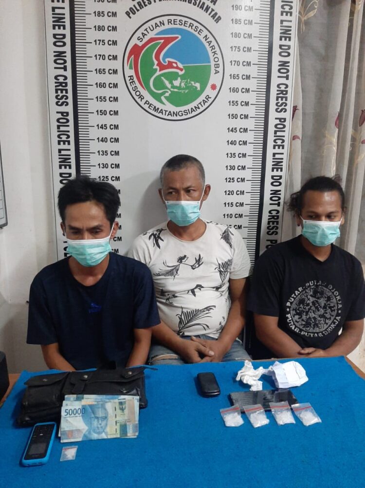 Foto ketiga pelaku dan barang bukti yang diamankan Sat Narkoba Polres Pematangsiantar.