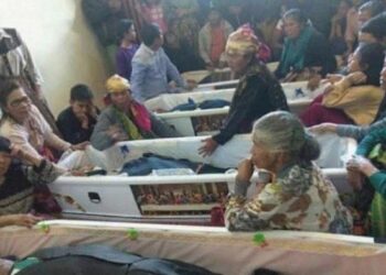 4 korban kecelakaan di Taput, keluarga Sagala tiba di rumah duka di Desa Parbuluan 5 Kabupaten Dairi, Minggu (14/8/2022). TRIBUN MEDAN/ALVI SUWITRA