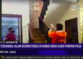 Foto: Irjen Ferdy Sambo memeragakan adegan dalam rekonstruksi kasus pembunuhan Brigadir J di rumah dinas Kadiv Propam Porlri di Kompleks Polri Duren Tiga, Jaksel, Selasa (30/8/2022) (Screenshot YouTube Polri TV Radio)