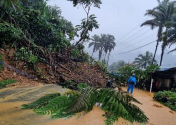 Tanah longsor menutup empat titik akses jalan Padang-Solok, tepatnya di Lubuak Paraku, Kecamatan Lubuk Kilangan, Kota Padang, Sumatera Barat, Sabtu (20/8/2022). Foto/MPI/Jefli Oktari