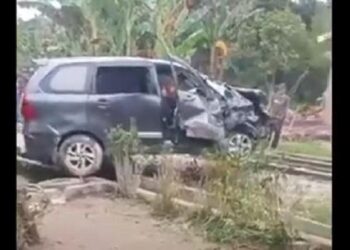 Tangkapan layar minibus Avanza ringsek tertabrak kereta di pelintasan tanpa palang pintu di Kabupaten Asahan, Sumatera Utara. (Foto : iNews/Ulil Amri)