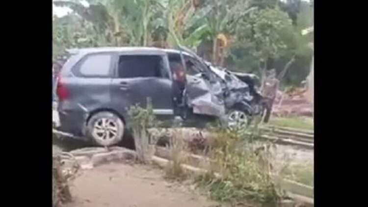 Tangkapan layar minibus Avanza ringsek tertabrak kereta di pelintasan tanpa palang pintu di Kabupaten Asahan, Sumatera Utara. (Foto : iNews/Ulil Amri)