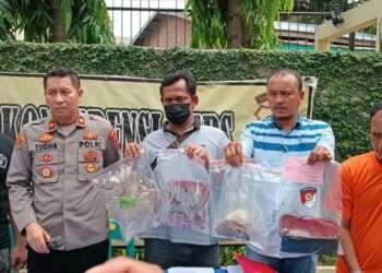 Polisi menunjukkan barang bukti dan tersangka Rahmat (paling kanan), pelaku penikaman terhadap keponakannya SRB (10), dalam paparan yang digelar di Polsek Sunggal pada Sabtu (13/8/2022). Tribun Medan/Edward Gilbert Munthe