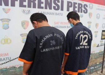 Dua pelaku pencurian sepeda motor milik personel Polres Labuhanbatu saat dipaparkan, Senin (1/8/2022). HO