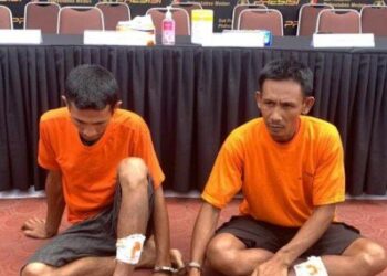 DUA PEMBUNUH ASN PEMKAB ASAHAN - Kedua pembunuh ASN Pemkab Asahan, Abdul Azis Rambe dihadirkan dalam konferensi pers di halaman Polrestabes Medan, Selasa (23/8/2022). Keduanya berstatus abang beradik. TRIBUN-MEDAN/ALFIANSYAH