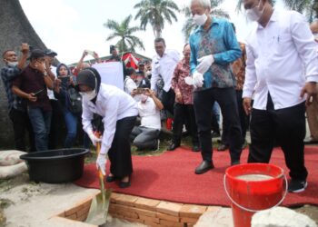 Peletakan batu pertama yang dilakukan Wali Kota Pematang Siantar, dr Susanti Dewayani SpA, di pelataran GOR, Jalan Merdeka Pematang Siantar, Rabu (31/8/2022), pukul 10.00 WIB.