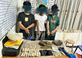 Foto ketiga pelaku dan barang bukti sata diamankan di kantor Polisi.