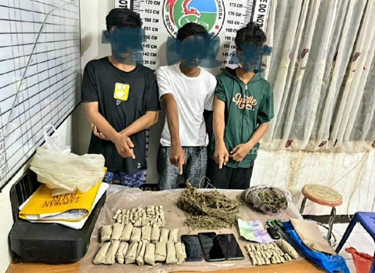 Foto ketiga pelaku dan barang bukti sata diamankan di kantor Polisi.
