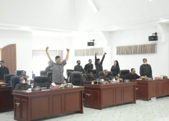 Suasana saat voting pemilihan Anggota BK, pada Rapat Paripurna DPRD Humbahas agenda membahas perubahan anggota alat kelengkapan dewan dalam pemilihan anggota Badan Kehormatan, Jumat (12/8/2022), di gedung kantor DPRD Humbahas , Jalan Komplek Perkantoran Tano Tubu.