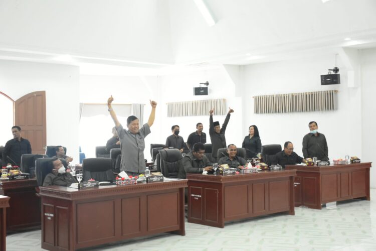 Suasana saat voting pemilihan Anggota BK, pada Rapat Paripurna DPRD Humbahas agenda membahas perubahan anggota alat kelengkapan dewan dalam pemilihan anggota Badan Kehormatan, Jumat (12/8/2022), di gedung kantor DPRD Humbahas , Jalan Komplek Perkantoran Tano Tubu.