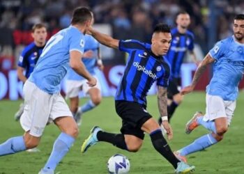 Penyerang Inter Milan asal Argentina, Lautaro Martínez (tengah) coba melewati hadangan bek Lazio asal Montenegto Adam Marusic (kiri) dalam laga pekan ketiga Liga Italia 2022/2023 antara Lazio vs Inter Milan di stadion Olimpico di Roma pada 26 Agustus 2022. Alberto PIZZOLI / AFP