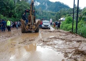 Petugas gabungan sedang melakukan pembersihan di lokasi longsor di Jalinsum Medan-Tarutung. [Ist]
