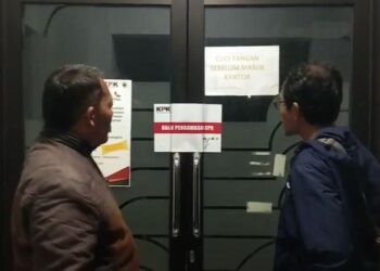 Warga melihat ruang kantor kepala dinas di Pemkab Pemalang yang disegel KPK, Kamis (11/8/2022). (Foto: iNews TV/Suryono)
