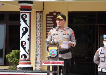 Kapolres Simalungun membacakan amanat Gubernur Sumatera Utara, Letnan Jenderal TNI (Purn), Edy Rahmayadi kepada seluruh peserta apel yang melibatkan personel TNI-POLRI serta para stakeholder.