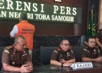 Kepala Desa Sibuea, CS ditahan penyidik kejaksaan dalam kasus dugaan korupsi dana desa. HO