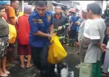 JASAD KORBAN KEBAKARAN BELAWAN - Jasad empat korban tewas kebakaran Belawan dievakuasi petugas, Kamis (4/8/2022). TRIBUN MEDAN/ARJUNA