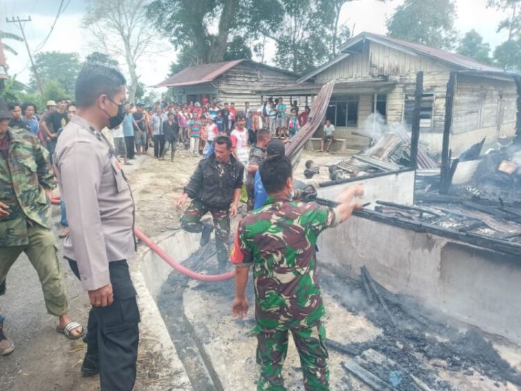 Rumah warga penjual bensin eceran hangus terbakar (Foto : MPI/Polres Taput)