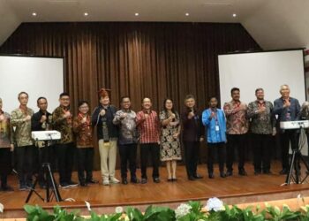 Foto bersama disela acara.